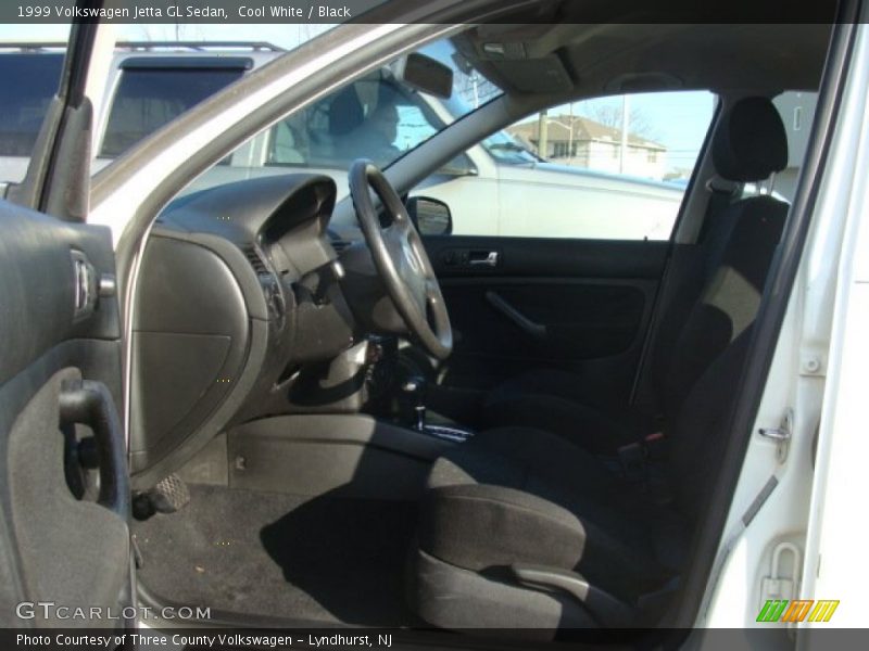 Cool White / Black 1999 Volkswagen Jetta GL Sedan