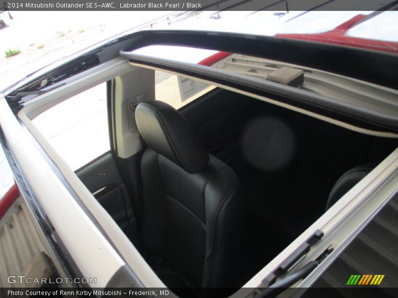Labrador Black Pearl / Black 2014 Mitsubishi Outlander SE S-AWC