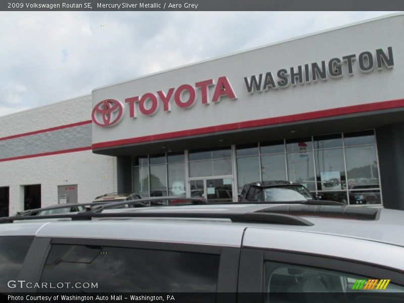 Mercury Sliver Metallic / Aero Grey 2009 Volkswagen Routan SE