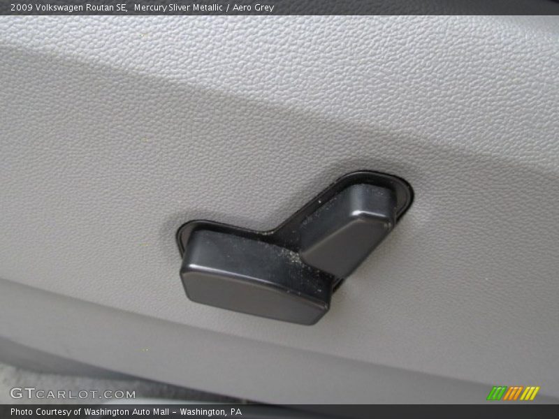 Mercury Sliver Metallic / Aero Grey 2009 Volkswagen Routan SE