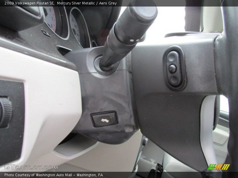 Mercury Sliver Metallic / Aero Grey 2009 Volkswagen Routan SE