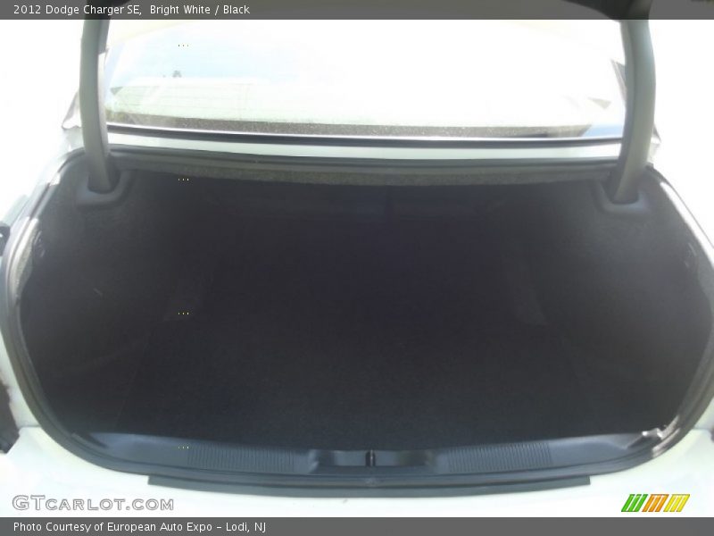 Bright White / Black 2012 Dodge Charger SE