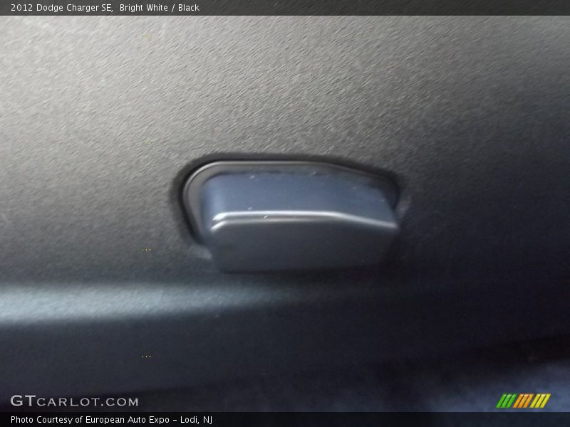 Bright White / Black 2012 Dodge Charger SE
