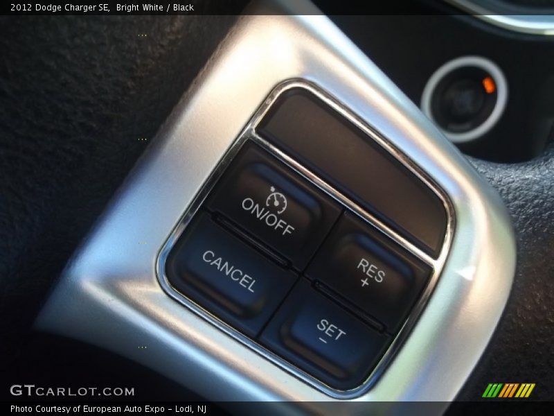 Bright White / Black 2012 Dodge Charger SE