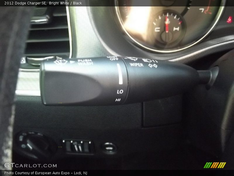 Bright White / Black 2012 Dodge Charger SE