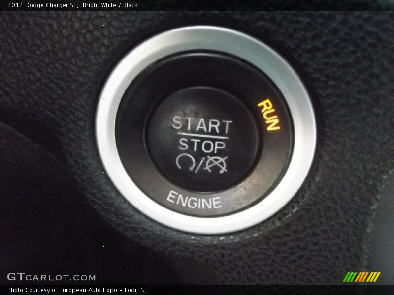 Bright White / Black 2012 Dodge Charger SE