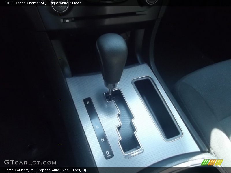 Bright White / Black 2012 Dodge Charger SE