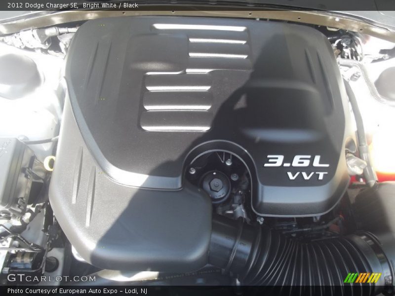 Bright White / Black 2012 Dodge Charger SE
