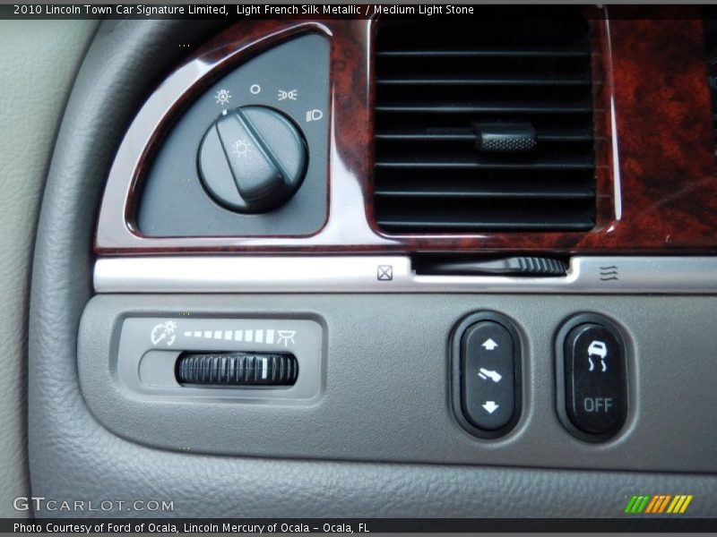 Light French Silk Metallic / Medium Light Stone 2010 Lincoln Town Car Signature Limited