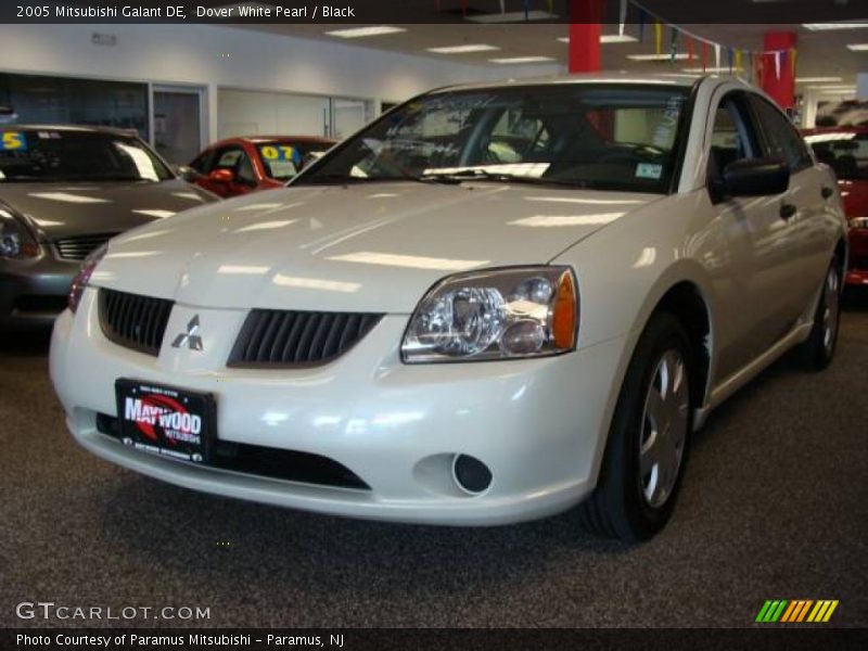 Dover White Pearl / Black 2005 Mitsubishi Galant DE