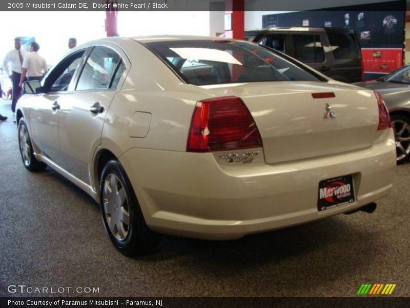 Dover White Pearl / Black 2005 Mitsubishi Galant DE