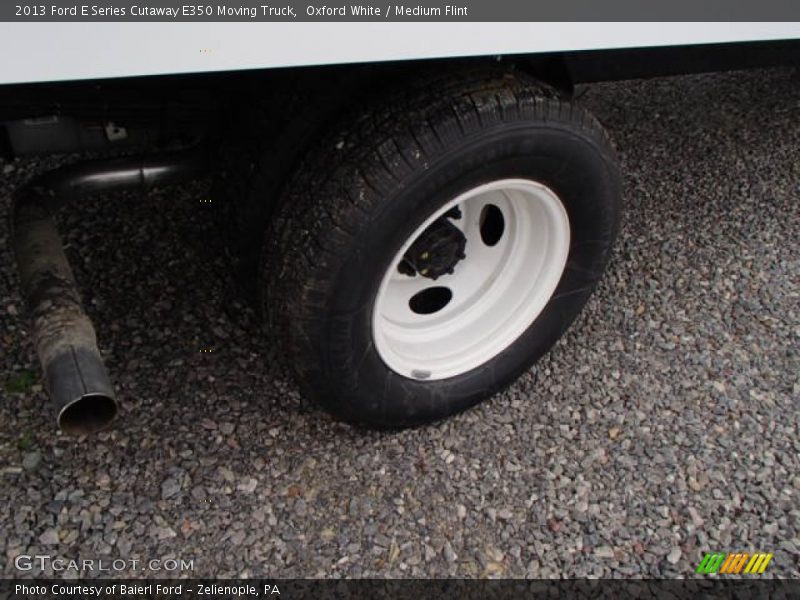 Oxford White / Medium Flint 2013 Ford E Series Cutaway E350 Moving Truck