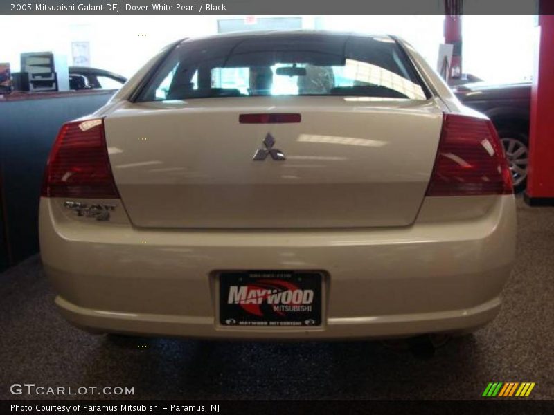 Dover White Pearl / Black 2005 Mitsubishi Galant DE