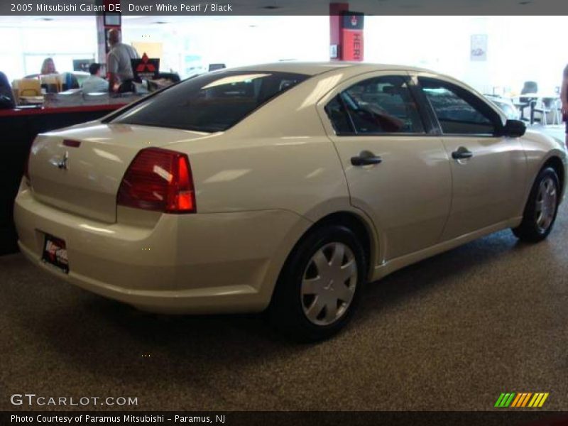 Dover White Pearl / Black 2005 Mitsubishi Galant DE