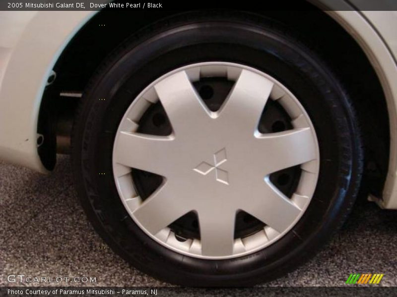Dover White Pearl / Black 2005 Mitsubishi Galant DE