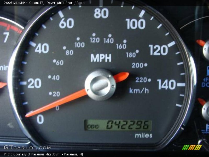 Dover White Pearl / Black 2006 Mitsubishi Galant ES