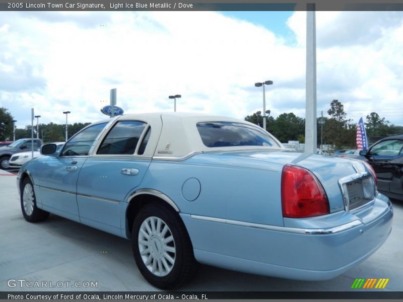  2005 Town Car Signature Light Ice Blue Metallic