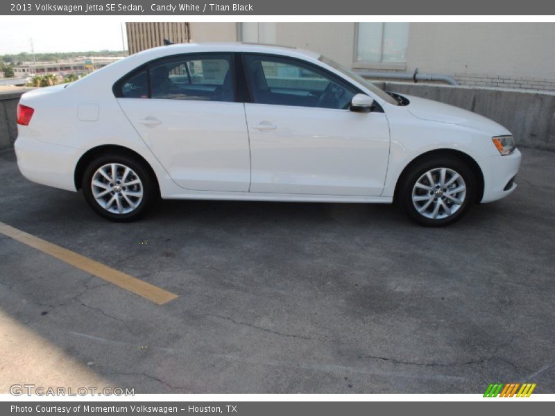 Candy White / Titan Black 2013 Volkswagen Jetta SE Sedan