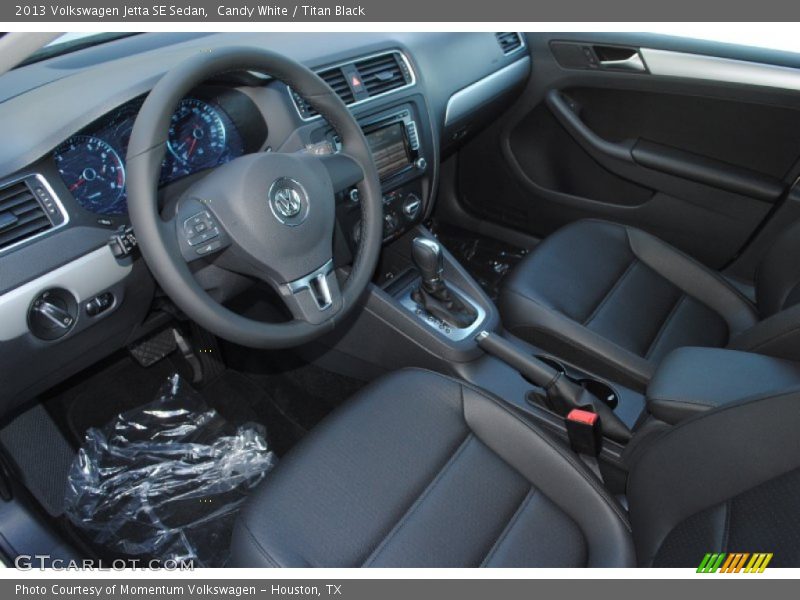 Candy White / Titan Black 2013 Volkswagen Jetta SE Sedan