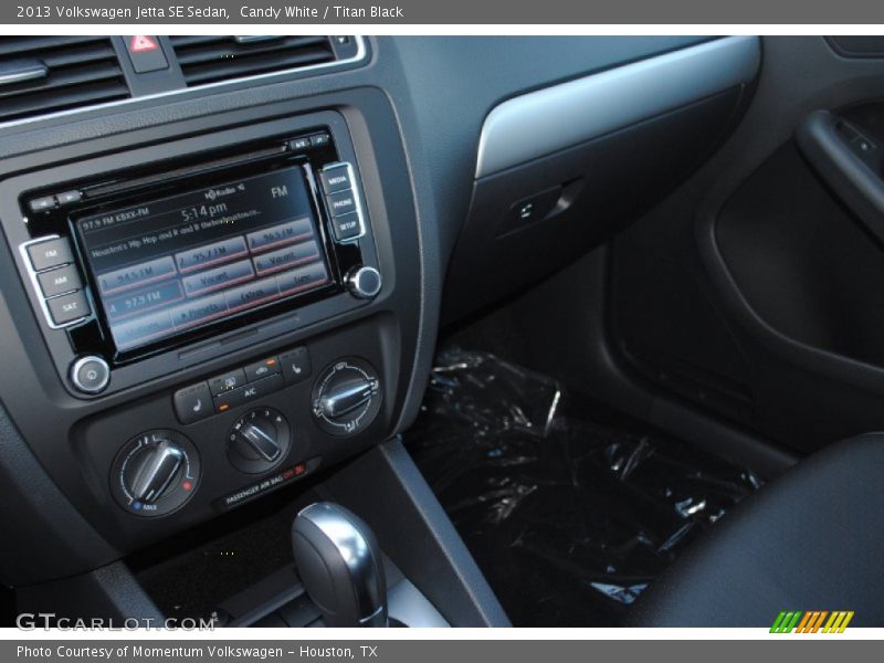 Candy White / Titan Black 2013 Volkswagen Jetta SE Sedan