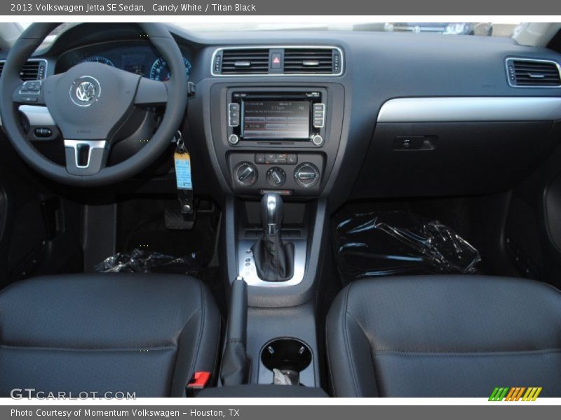 Candy White / Titan Black 2013 Volkswagen Jetta SE Sedan