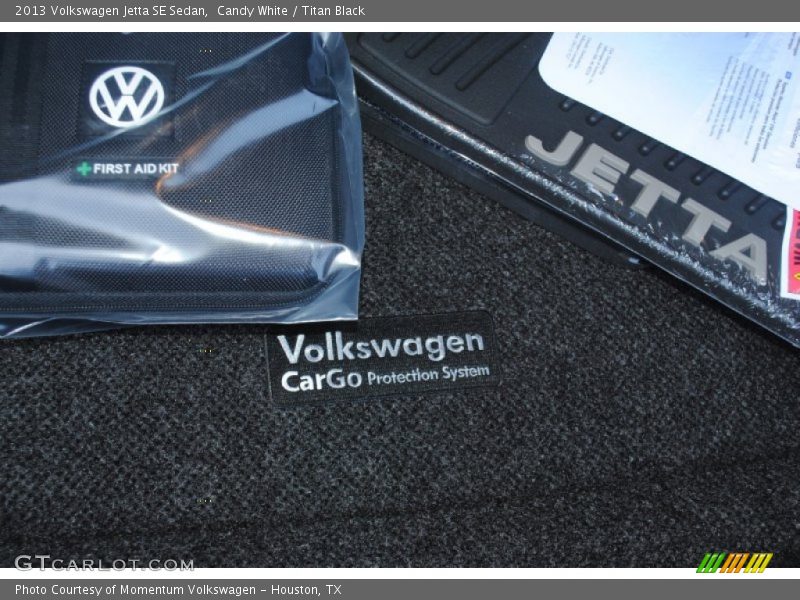 Candy White / Titan Black 2013 Volkswagen Jetta SE Sedan