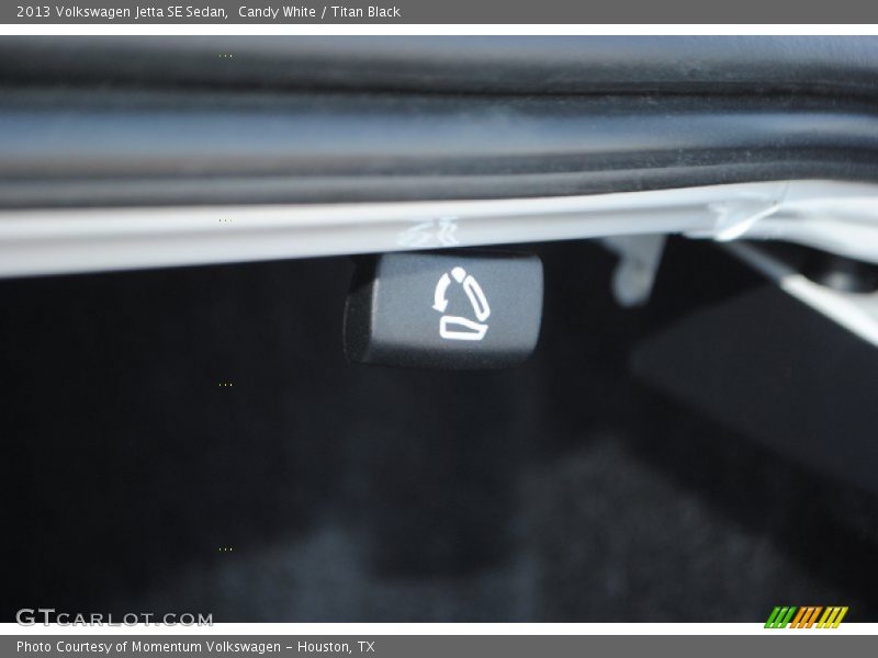 Candy White / Titan Black 2013 Volkswagen Jetta SE Sedan