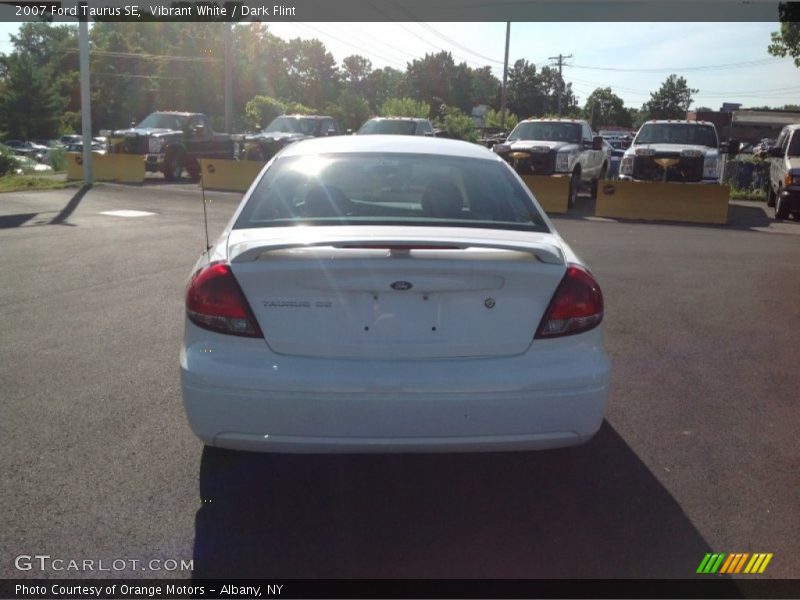 Vibrant White / Dark Flint 2007 Ford Taurus SE