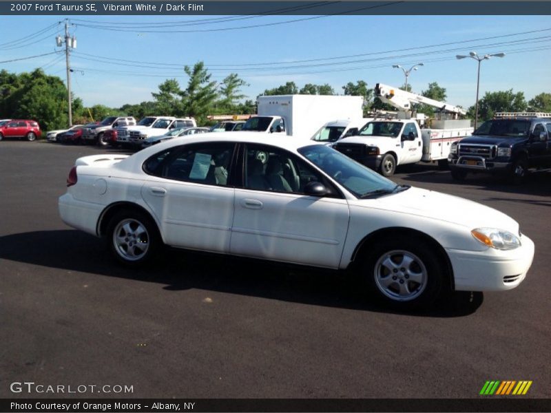 Vibrant White / Dark Flint 2007 Ford Taurus SE