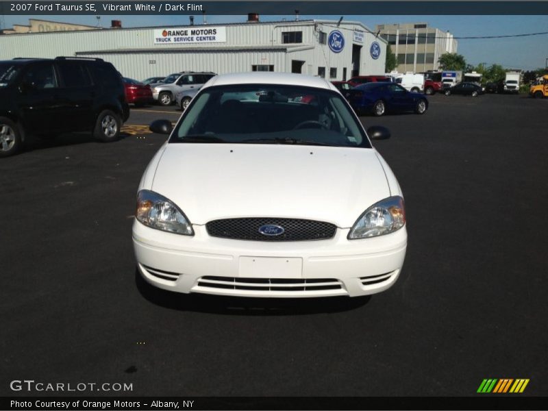 Vibrant White / Dark Flint 2007 Ford Taurus SE