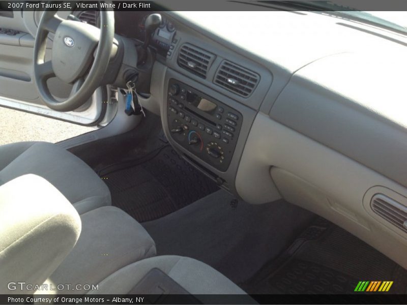 Vibrant White / Dark Flint 2007 Ford Taurus SE