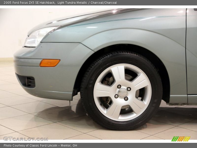 Light Tundra Metallic / Charcoal/Charcoal 2005 Ford Focus ZX5 SE Hatchback