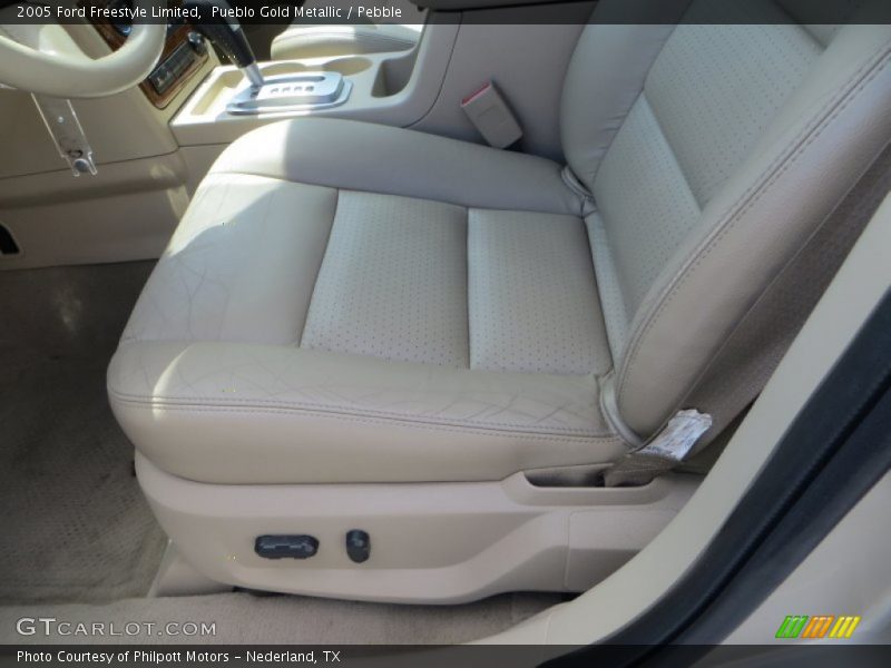 Front Seat of 2005 Freestyle Limited