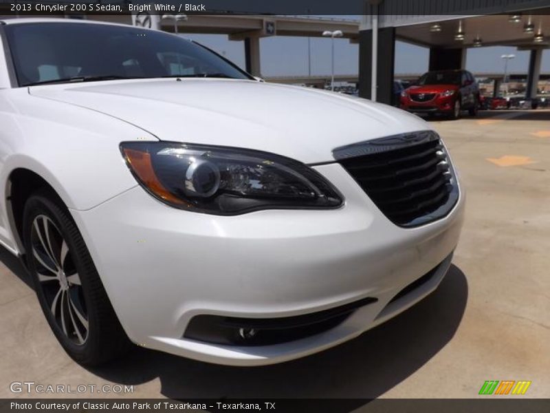 Bright White / Black 2013 Chrysler 200 S Sedan