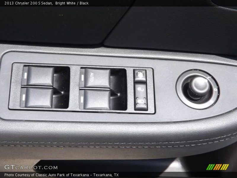 Bright White / Black 2013 Chrysler 200 S Sedan