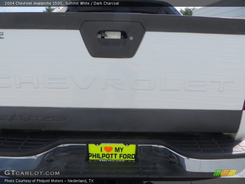 Summit White / Dark Charcoal 2004 Chevrolet Avalanche 1500