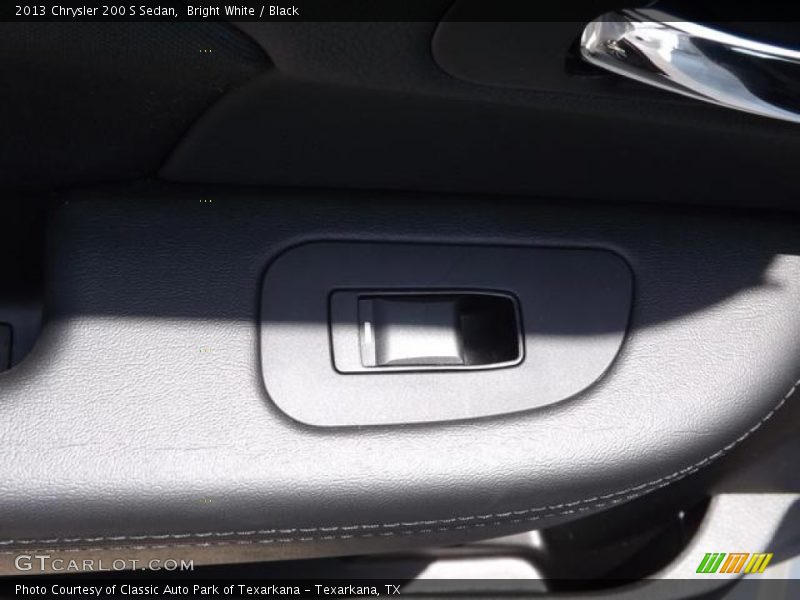 Bright White / Black 2013 Chrysler 200 S Sedan