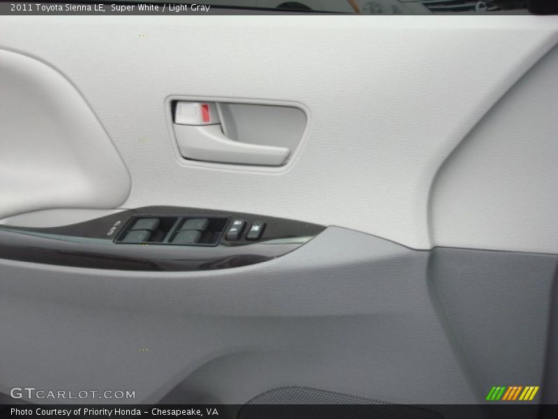 Super White / Light Gray 2011 Toyota Sienna LE