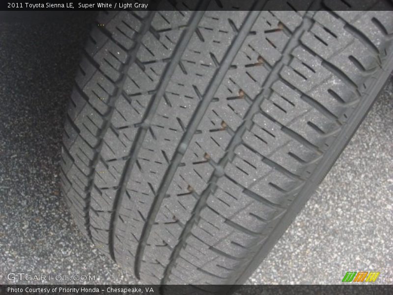 Super White / Light Gray 2011 Toyota Sienna LE