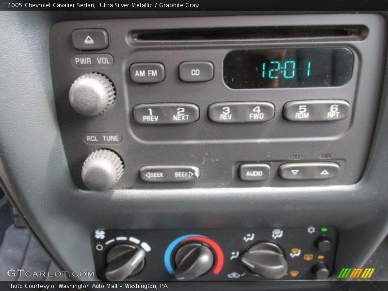 Ultra Silver Metallic / Graphite Gray 2005 Chevrolet Cavalier Sedan