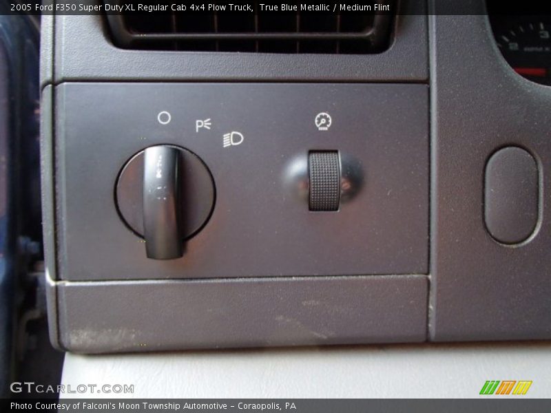 Controls of 2005 F350 Super Duty XL Regular Cab 4x4 Plow Truck