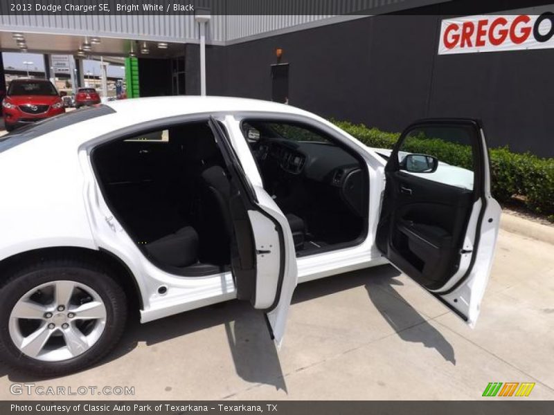 Bright White / Black 2013 Dodge Charger SE