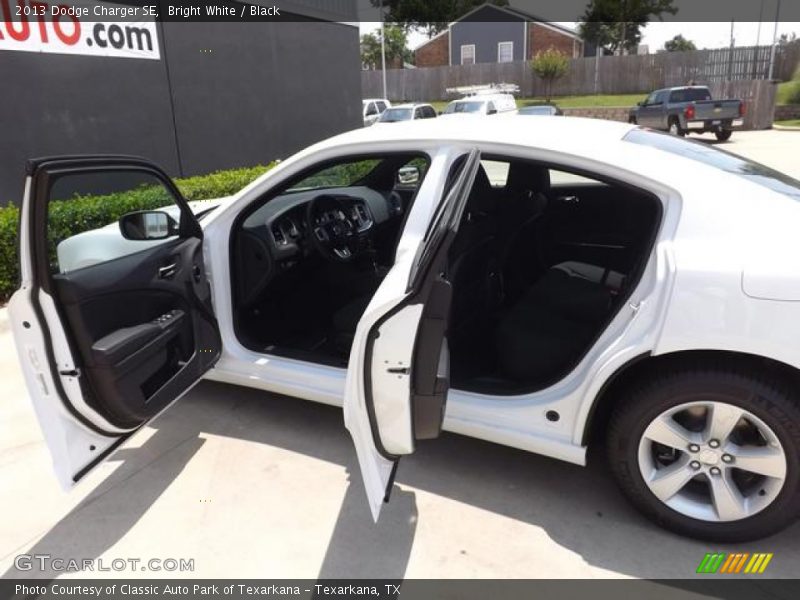 Bright White / Black 2013 Dodge Charger SE