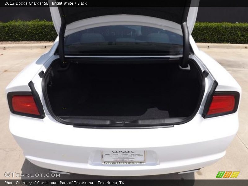 Bright White / Black 2013 Dodge Charger SE