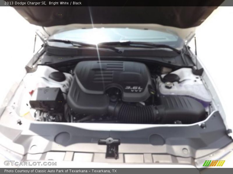 Bright White / Black 2013 Dodge Charger SE