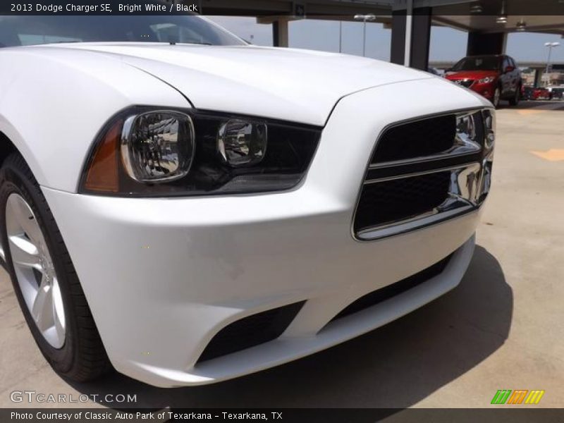 Bright White / Black 2013 Dodge Charger SE