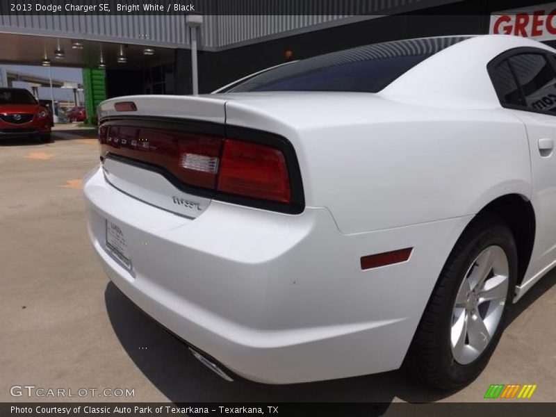 Bright White / Black 2013 Dodge Charger SE