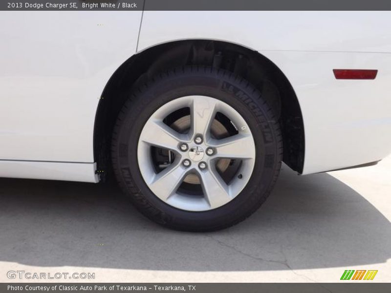 Bright White / Black 2013 Dodge Charger SE