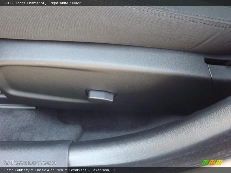 Bright White / Black 2013 Dodge Charger SE