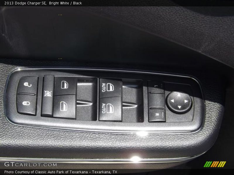 Bright White / Black 2013 Dodge Charger SE